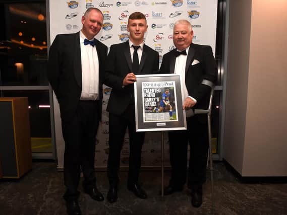 Harry Newman receives his 2019 Shooting Star award from the YEP's Peter Smith, left and reader David Muhl. Picture by Matthew Merrick/Leeds Rhinos.