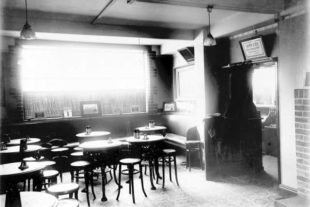 Inside The Market Tavern in November 1914. PIC: Leeds Libraries, www.leodis.net