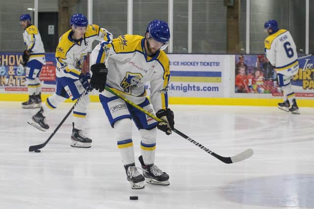 An Adam Barnes double helped Leeds Knights record an impressive 3-1 win at Peterborough Phantoms on Sunday night.