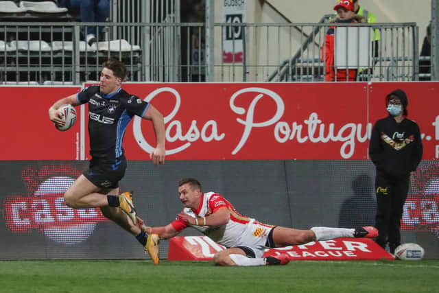 CATCH ME IF YOU CAN: Wakefield Trinity's Tom Lineham pulls away from Catalans Dragons' Josh Drinkwater Picture by Manuel Blondeau/SWpix.com
