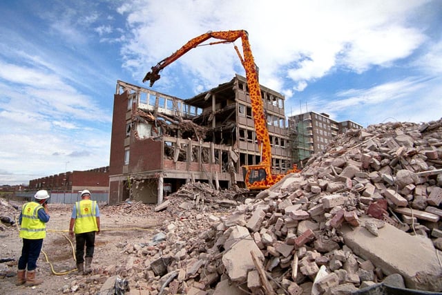 A towering 30m "Giraffe" Muncher ripped down Crown House the only remaining landmark of the former Seacroft Centre in July 1999. PIC: Matt Griggs/UNP