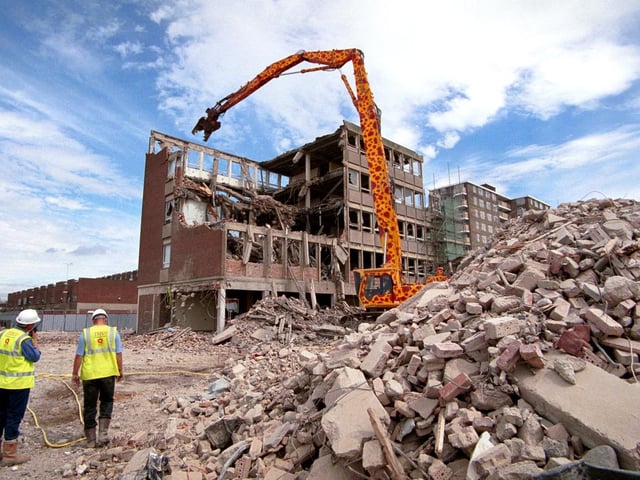 A towering 30m "Giraffe" Muncher ripped down Crown House the only remaining landmark of the former Seacroft Centre in July 1999. PIC: Matt Griggs/UNP
