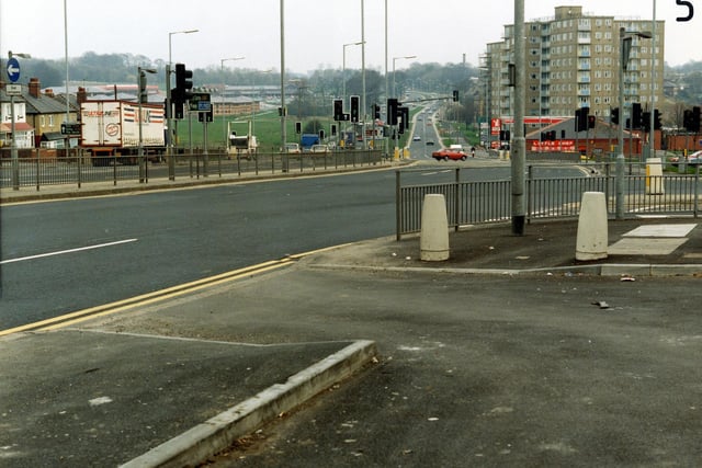 York Road in March 1991. The junction with Rookwood Avenue is on the right, followed by the Little Chef restaurant and petrol filling station, and behind these blocks of high-rise flats.