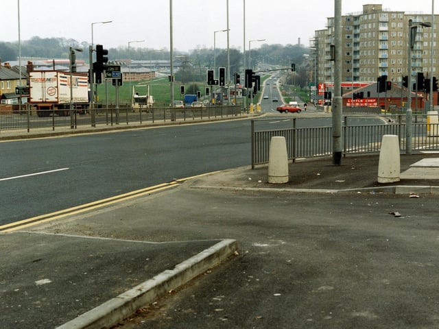 York Road in March 1991. The junction with Rookwood Avenue is on the right, followed by the Little Chef restaurant and petrol filling station, and behind these blocks of high-rise flats.
