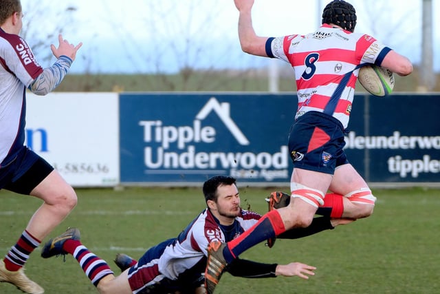 The hosts Scarborough look to put in a last-gasp tackle