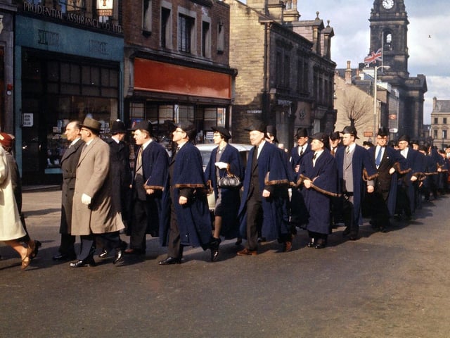Councillors are beginning to turn the corner into Wesley Street and are being followed by the Aldermen, the Mayor and a bus.