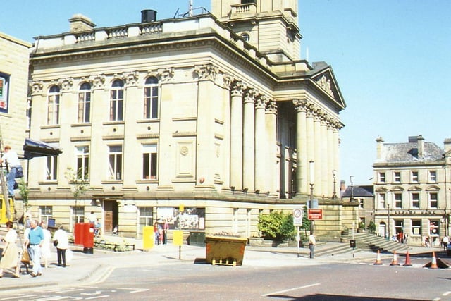 Morley Town Hall from Queen Street in July 1995. PIC: David Atkinson Archive