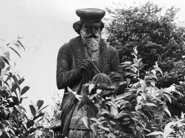 The  statue of the explorer, Stephen Cabot, was one of the figures which graced the Royal Exchange building at the junction of Park Row and Boar Lane. It was later removed and stands in a Roundhay garden.