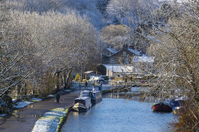 An early morning photo of a snowy Leeds and Liverpool Canal at Rodley.