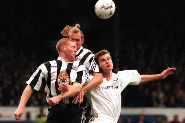 David Wetherall tries to win the header despite the attention of Newcastle United's Darren Peacock and Steve Watson.