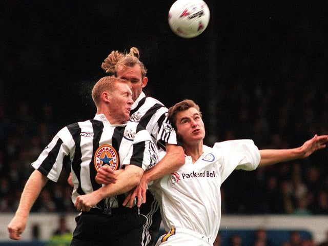 David Wetherall tries to win the header despite the attention of Newcastle United's Darren Peacock and Steve Watson.