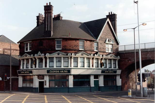 Enjoy these photo memories which raise a glass to pubs around Leeds in 1992. PIC: Leeds Libraries, www.leodis.net