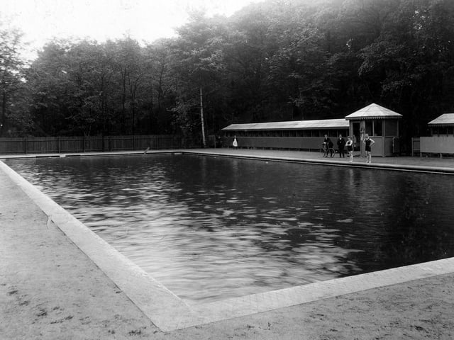 Changing cubicles visible on the right, bathers and onlookers can be seen in July 1907.