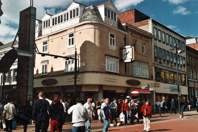 H Samuel Jewellers on the corner of Briggate and Commercial Street. Saxone shoe shop can be seen to the right.
