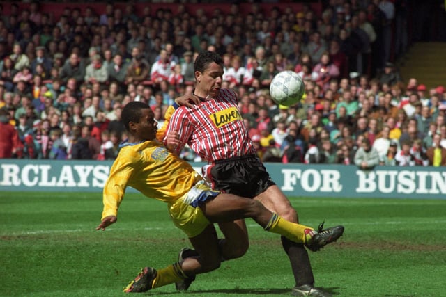 Rod Wallace vies for the ball.
