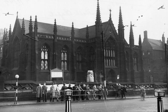 Mill Hill Unitarian Chapel on Park Row in January 1949. People are queuing for a tram behind a metal barrier.