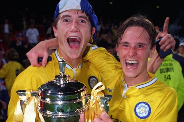 Harry Kewell (left) and Andy Wright with the FA Youth Cup trophy.