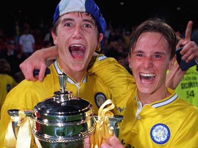 Harry Kewell (left) and Andy Wright with the FA Youth Cup trophy.