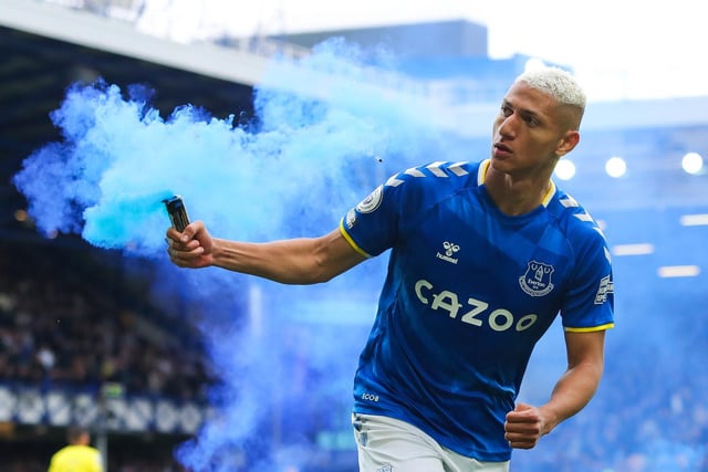 Everton would be willing to sell their top-scorer Richarlison for a fee of £50m this summer (Football Insider).