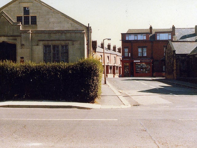The Church Hall of the Church of the Holy Spirit, at the junction with Maud Avenue in 1989. The building on the right is the Trinity Methodist Church. In the background is a shop on Lodge Lane, by the corner with Stratford Terrace