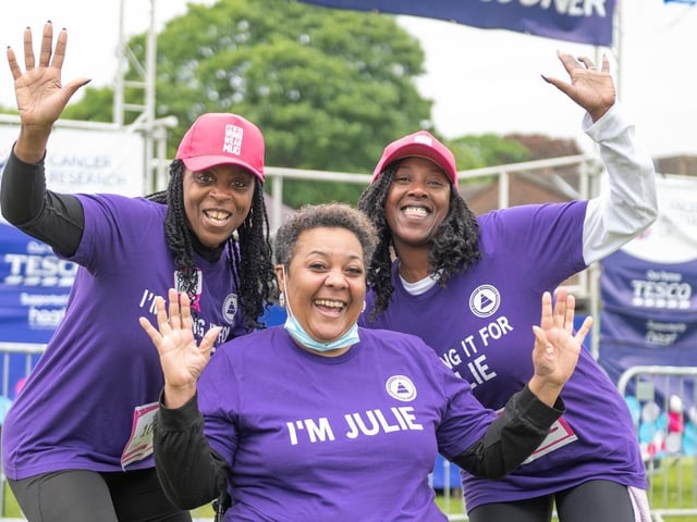 Sisters Pat Woellner, left, and Jackie Patterson, right, were chosen to sound the horn that started the race after signing up to run in support of their cousin Julie.