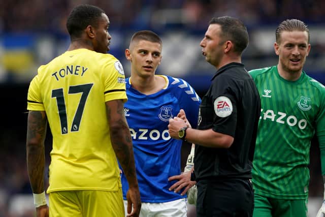Referee Michael Oliver speaks with Brentford's Ivan Toney (left) and Everton's Vitaliy Mykolenko (second left) (Picture: PA)