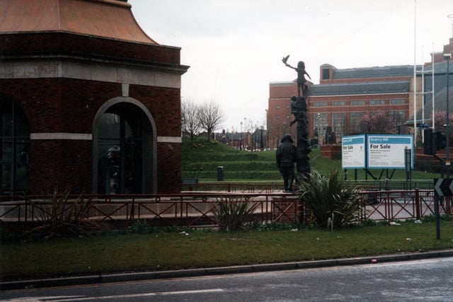 Eastgate fountain taken from Eastgate towards Quarry Hill House in March 2002.
