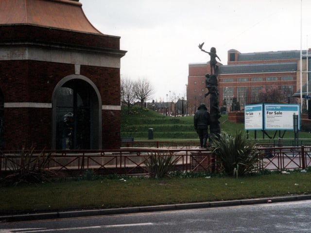 Eastgate fountain taken from Eastgate towards Quarry Hill House in March 2002.