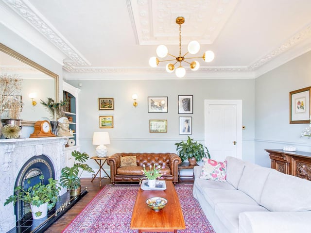 The size of this comfortable room is shown when viewed from the window.