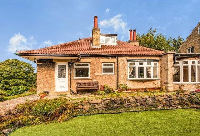 The property is situated at the heart of the popular Calverley area where amenities include locate pubs, restaurants, schools and shops.