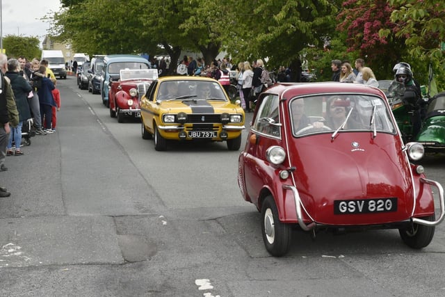 Watchers were even treated to a parade of classic edition cars, led by a three wheeler.