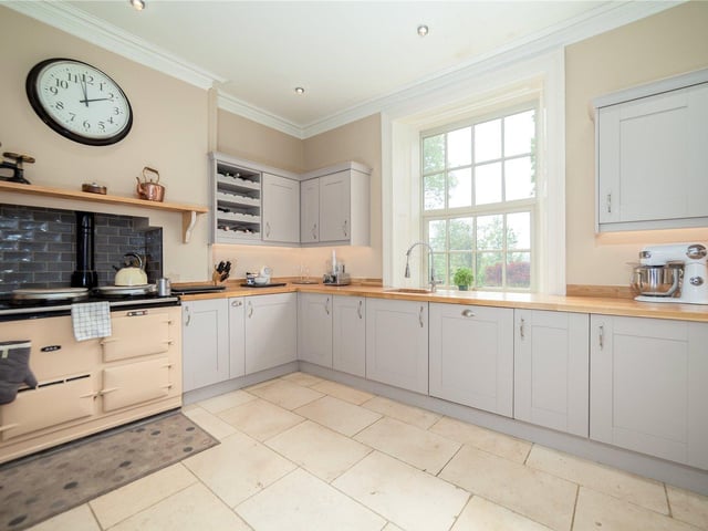 An alternative view of the roomy breakfast kitchen.