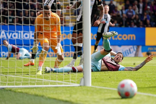 79' - Clarets striker Ashley Barnes plays the ball into a dangerous area but when Burnley's Wout Weghorst slides in, his effort goes agonisingly wide of the post. Still 2-1 to Newcastle.