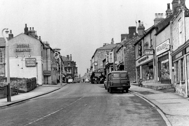 Wetherby High Street in January 1962 showing the Red Lion Hotel on the left. At the right edge is the George and Dragon. Moving back, Horton & Hollender Ltd, Radios and Cycles and then the Brunswick Hotel.