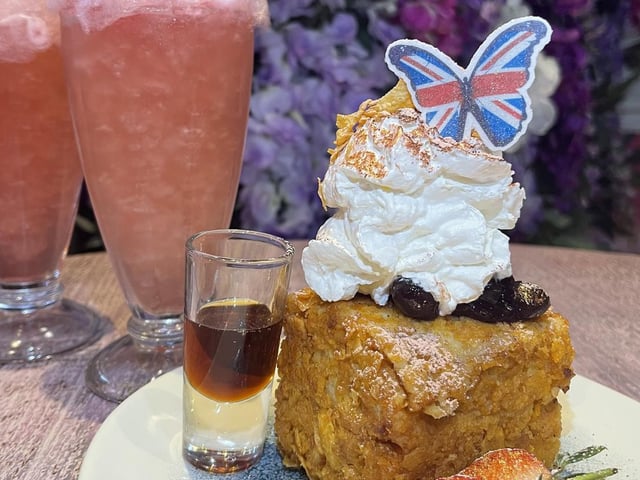 Fleur, a restaurant and bar in The Light, has introduced a celebratory jubilee cocktail and brunch dish for the Bank Holiday. The special jubilee french toast is garnished with whipped cream and a Union Jack butterfly.