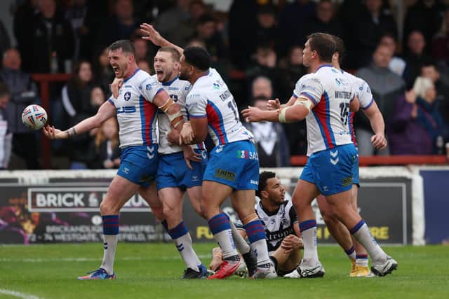 Wakefield celebrate Lee Gaskell's late try. (Picture: SWPix.com)