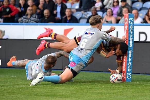Zak Hardaker and Blake Austin can't prevent Ricky Leutele scoring Giants' opening try. Picture by John Rushworth/SWpix.com.