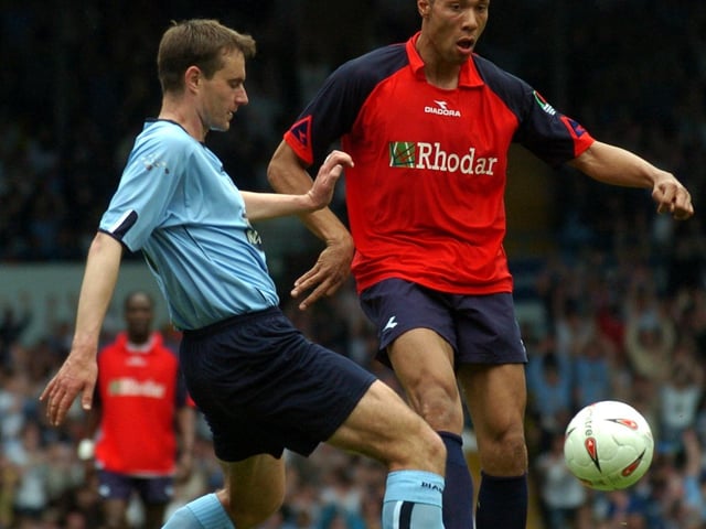David Wetherall tackles John Carew.