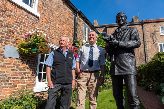 The 100th Anniversary of Alf Wight’s birth was in 2016 when a statue of the world’s most famous vet was unveiled in the attraction’s garden and a celebratory
black-tie dinner was held, attended by the four actors who played the main parts in the BBC TV series.
They included Carol Drinkwater, Helen Herriot, Peter Davidson, Tristan Farnon, Christopher Timothy, James Herriot and the late Robert Hardy as Siegfried Farnon, marking the first time in 25 years the acting quartet had been together.