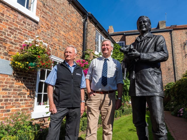 The 100th Anniversary of Alf Wight’s birth was in 2016 when a statue of the world’s most famous vet was unveiled in the attraction’s garden and a celebratory
black-tie dinner was held, attended by the four actors who played the main parts in the BBC TV series.
They included Carol Drinkwater, Helen Herriot, Peter Davidson, Tristan Farnon, Christopher Timothy, James Herriot and the late Robert Hardy as Siegfried Farnon, marking the first time in 25 years the acting quartet had been together.