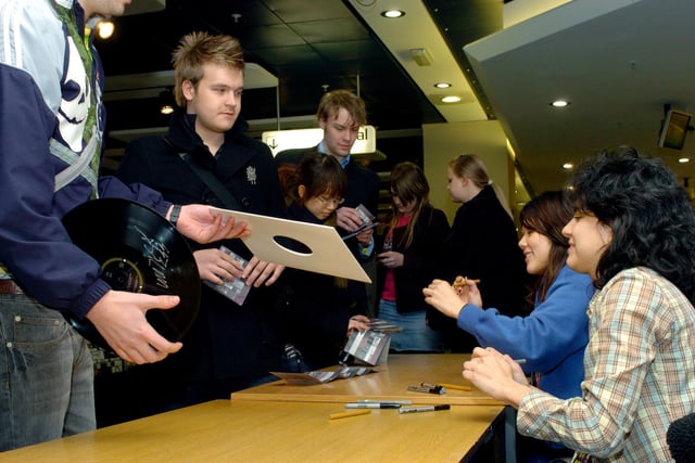Two members of Brazilian rock band CSS, Lovefoxx and Luiza, meet fans at HMV in February 2007.