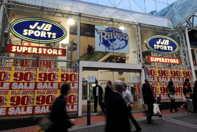 December 2007 and their were big discounts on offer in the pre-Christmas city centre with up to 90 per cent off in some stores. PIC: John Giles/PA