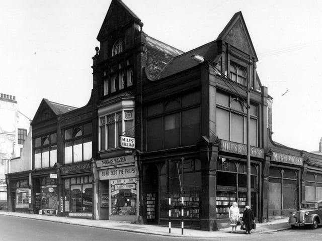 Woodhouse Lane in September 1959. Upper North Street is on the left with Queen Square to the right.