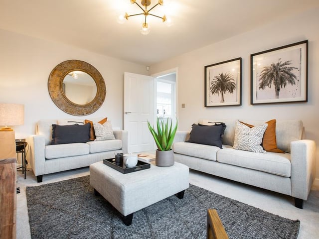 Cedarwood is an imposing double fronted four-bedroom home that
boasts ample living space.