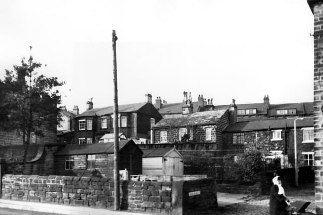 Potternewton Lane onto Union Place in March 1967. Union Place can be seen to the right and is an 'L' shaped row of houses with garages and sheds in the centre.