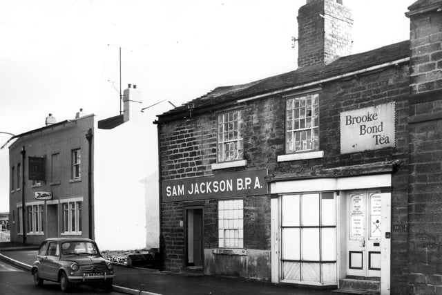 The Shoulder of Mutton public house on Potternewton Lane in March 1967. To the right is the premises of Sam Jackson, commission agent & bookmaker.
