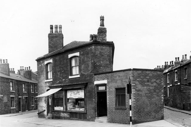 A fresh fish shop on Accomodation Road in May 1960. To the right is a bakers shop. This business was established in 1886, the bakehouse is on the right, at the corner with Melrose Street.