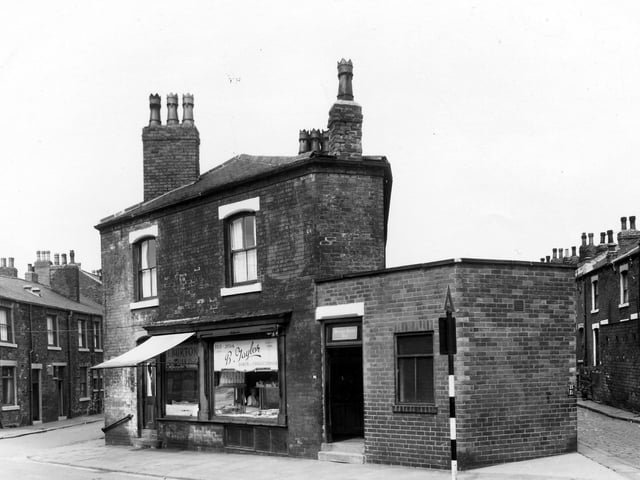 A fresh fish shop on Accomodation Road in May 1960. To the right is a bakers shop. This business was established in 1886, the bakehouse is on the right, at the corner with Melrose Street.