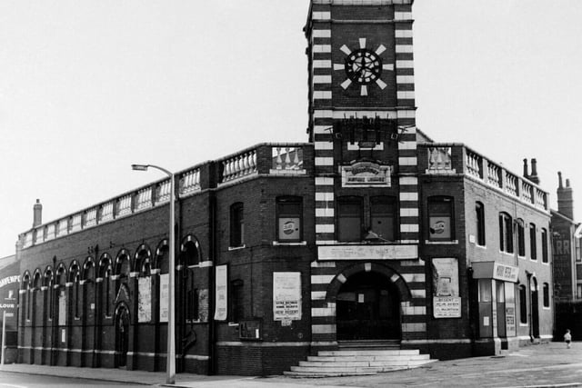 The curtain first came up at Hillcrest Picture Lounge on Harehills Lane in December 1920. It closed in November 1963 with a screening of Courage of Black Beauty starring John Crawford and Mimi Gibson. Hillcrest House now site on the site.