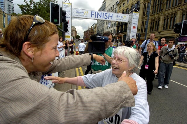 Jane Tomlinson congratulates her mum Ann Goward after she completed the fun run.